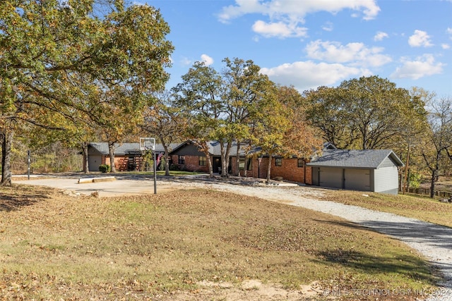 view of front of house featuring a front yard