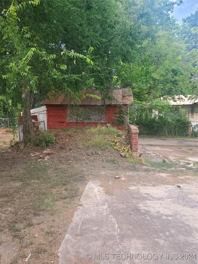 view of yard with a shed