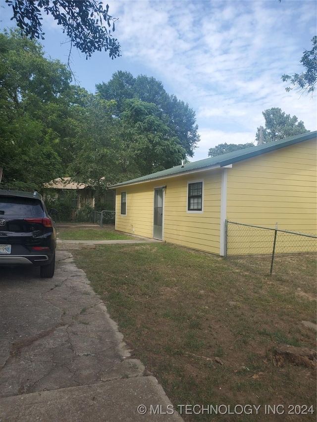 view of front facade with a front yard