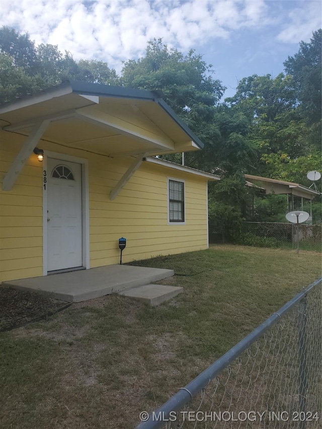 exterior space featuring a yard