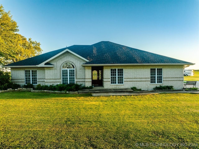 view of front of property featuring a front yard