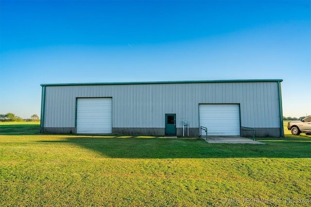 view of outdoor structure featuring a garage and a yard