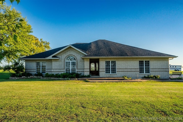 ranch-style house featuring a front yard