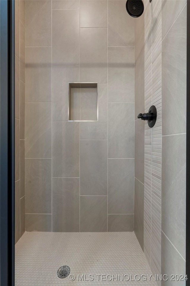 bathroom featuring tiled shower