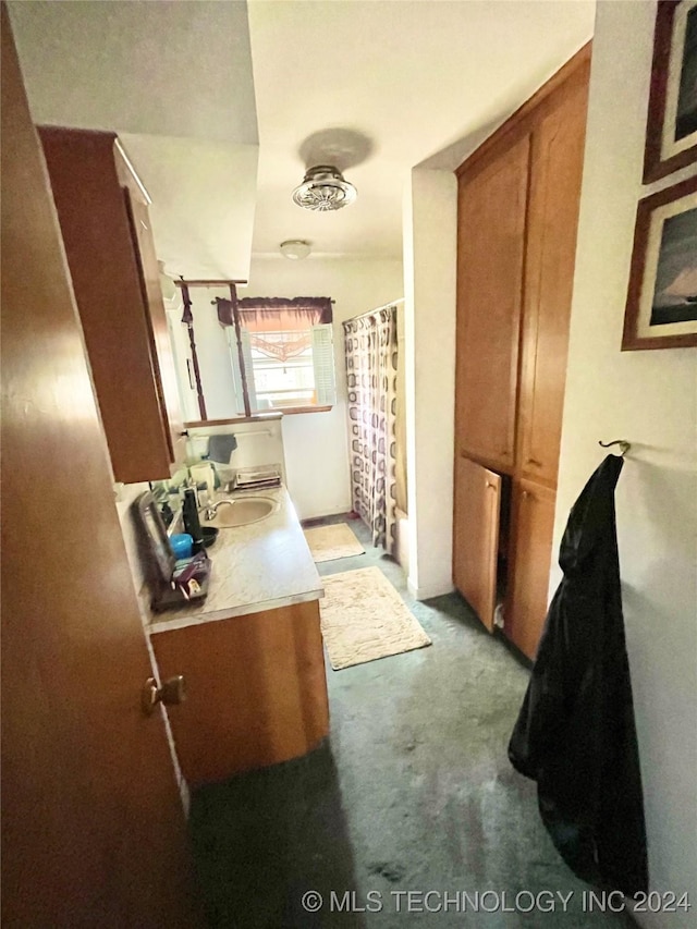 bathroom with a shower with curtain and vanity