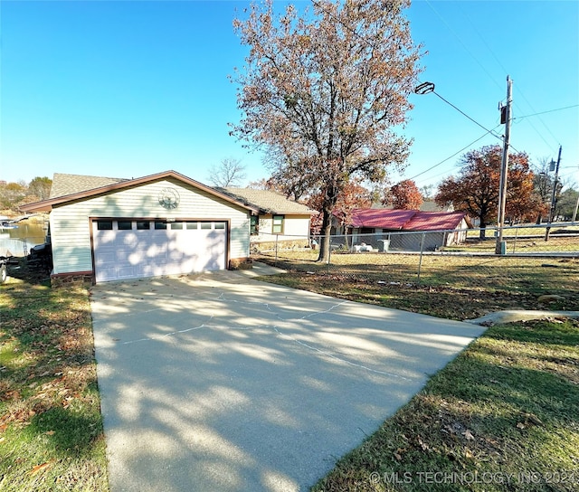 view of front facade featuring a front lawn and a garage