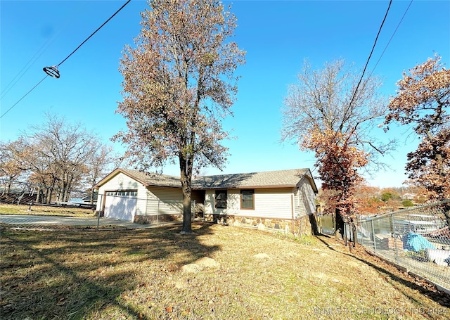 view of front of home featuring a front yard and a garage