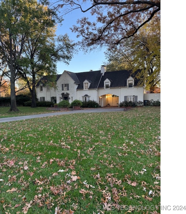 view of front of home featuring a front lawn