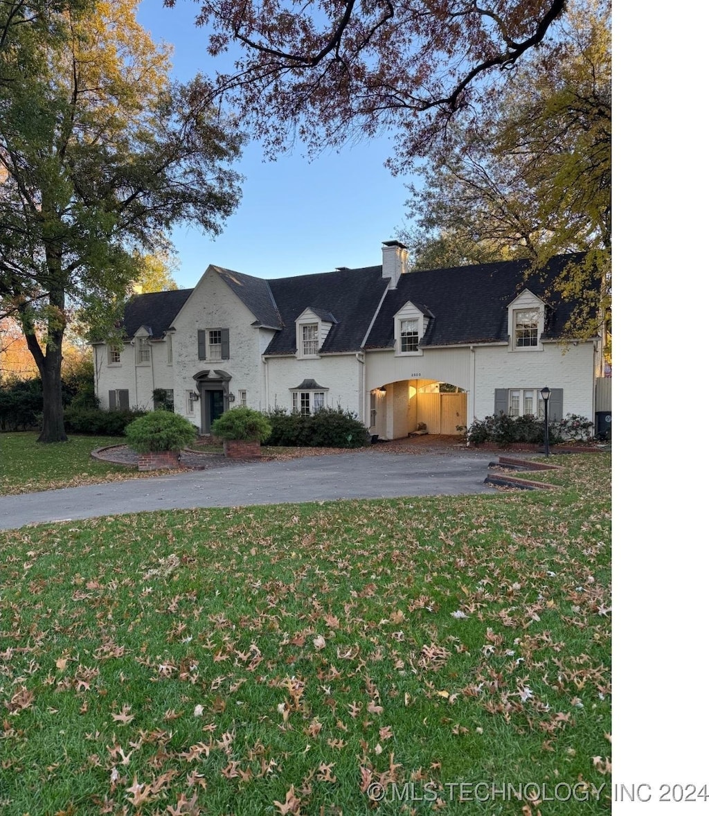 view of front of house featuring a front lawn