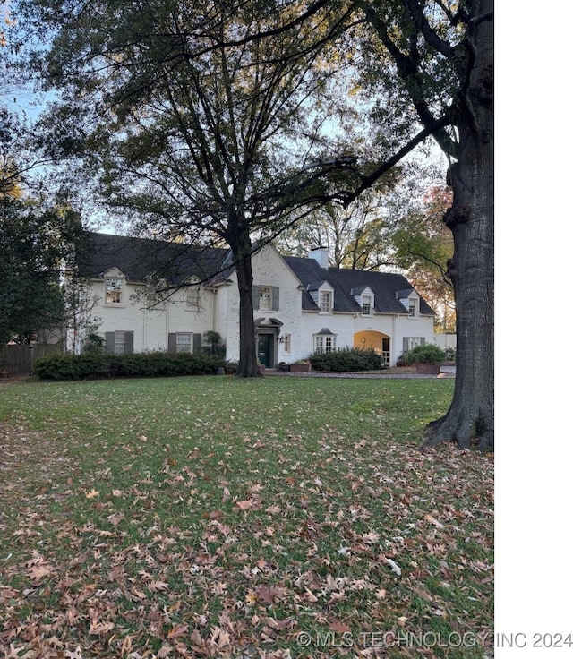 view of front of house with a front yard