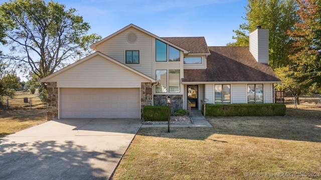 view of front of home featuring a front yard and a garage