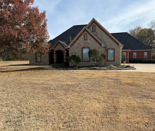 view of front of property featuring a front yard