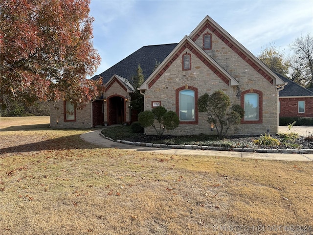 view of front of property with a front yard