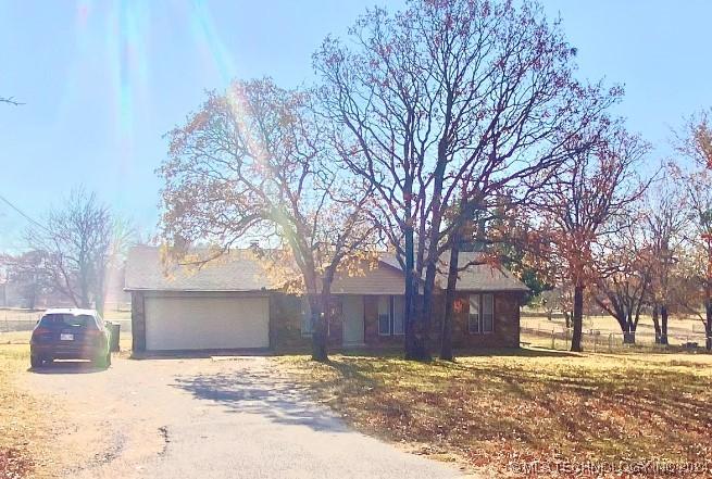 9564 W Southfork Rd, Kiefer, OK 74066 - ranch-style house featuring a garage