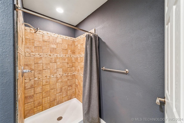 bathroom with curtained shower