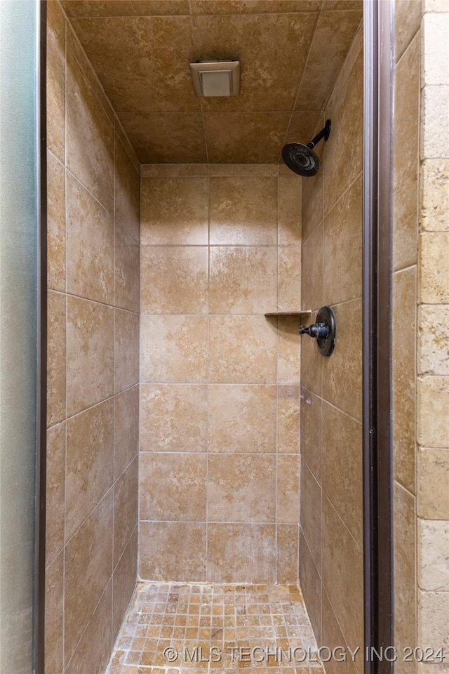 bathroom featuring tiled shower