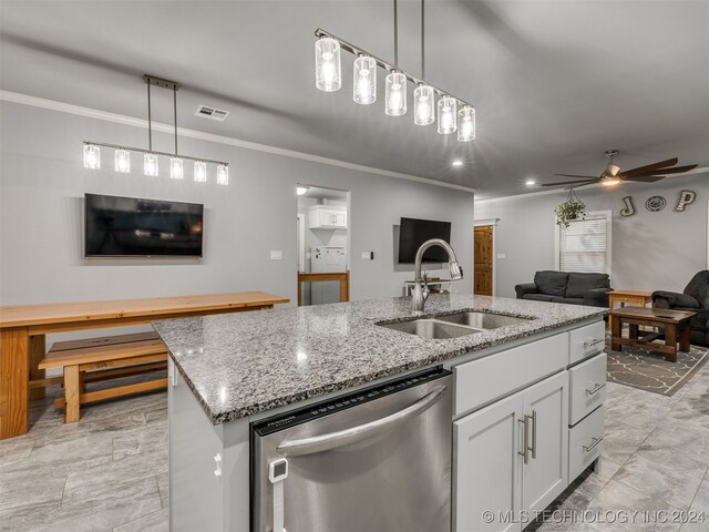 kitchen featuring ceiling fan, sink, stainless steel dishwasher, an island with sink, and pendant lighting