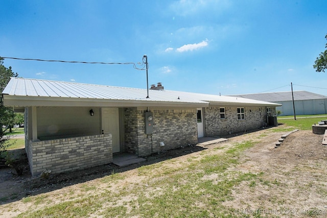 view of front of property featuring a front yard