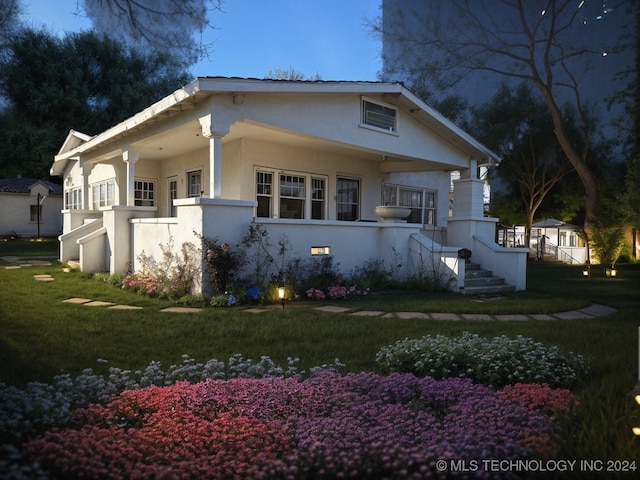 view of front of property featuring a front lawn