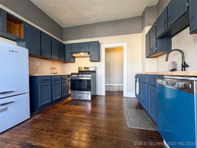 kitchen with dark wood-type flooring, stainless steel appliances, a textured ceiling, and blue cabinets