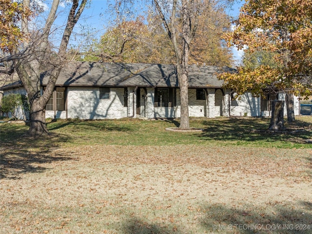 view of front facade with a front lawn