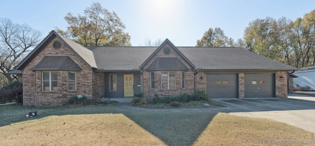 view of front facade featuring a garage and a front lawn