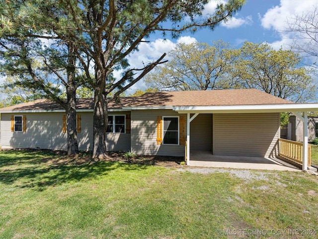 ranch-style home featuring a front lawn