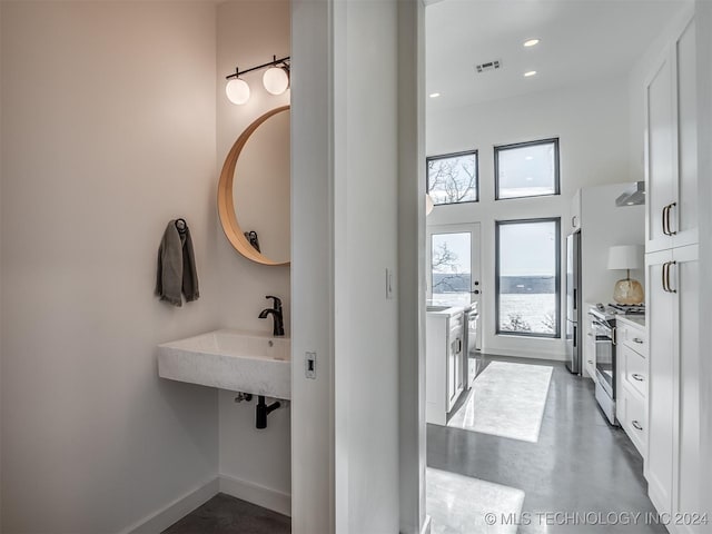 bathroom featuring concrete flooring