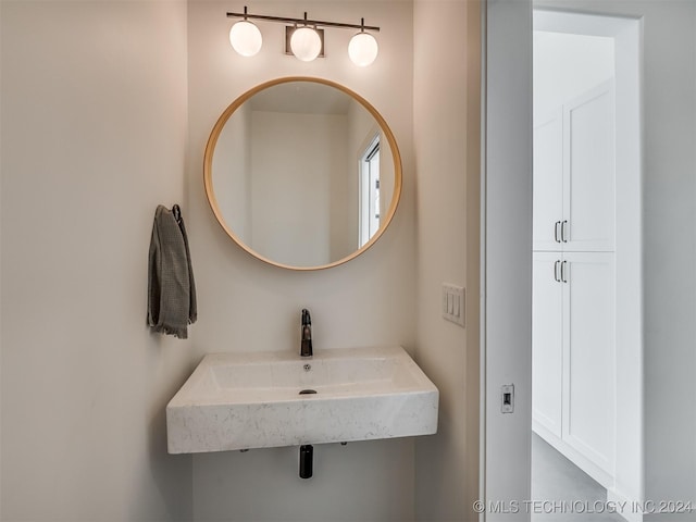 bathroom featuring sink