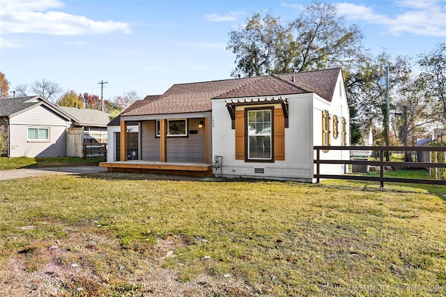 view of front of house featuring covered porch and a front lawn