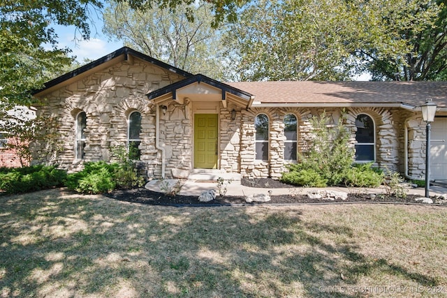 view of front of property with a front lawn