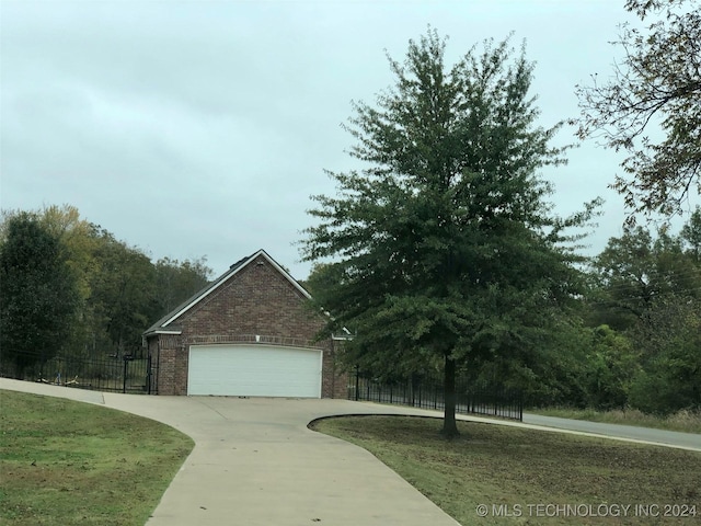 view of front of home featuring a front yard and a garage