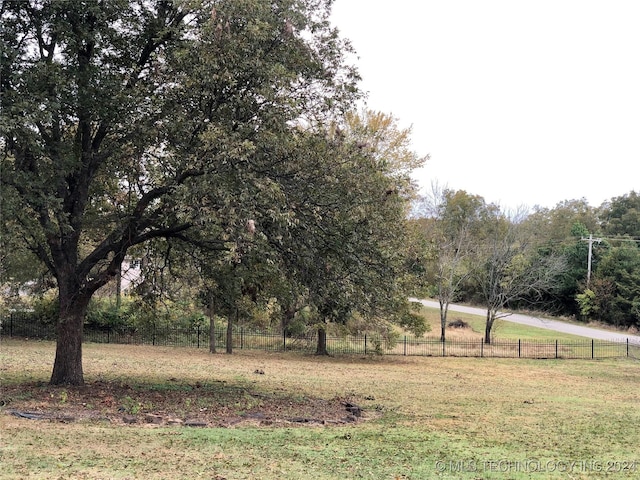 view of yard with a rural view