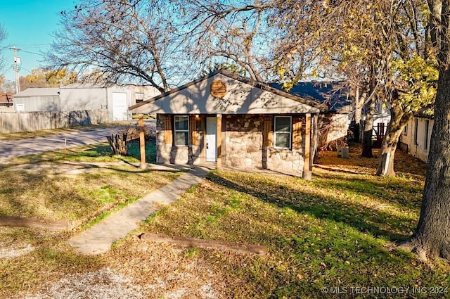 view of front of home featuring a front lawn