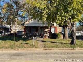 view of front of property with a front lawn