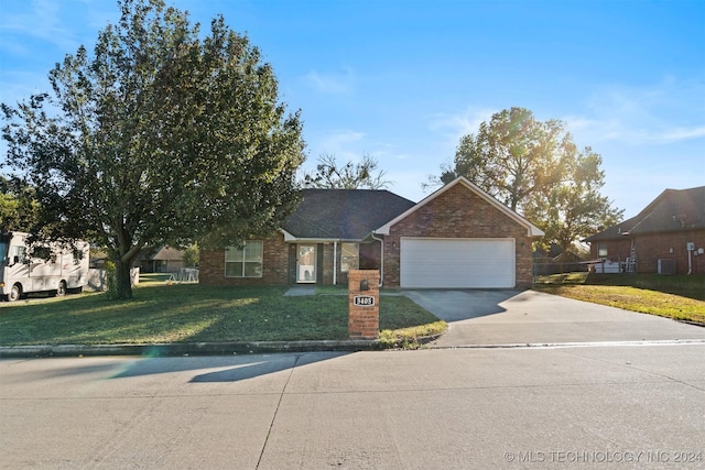 view of front of property featuring a front lawn and a garage