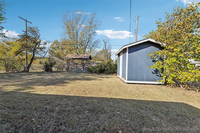 view of yard featuring a shed