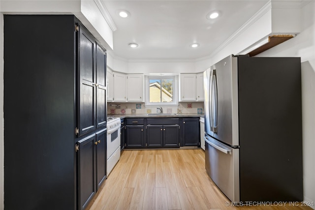 kitchen featuring stainless steel refrigerator, sink, white gas range oven, light hardwood / wood-style flooring, and ornamental molding