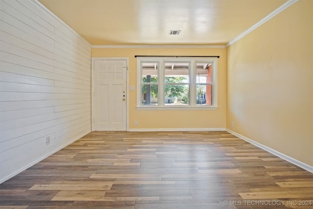 unfurnished room featuring light hardwood / wood-style flooring and crown molding