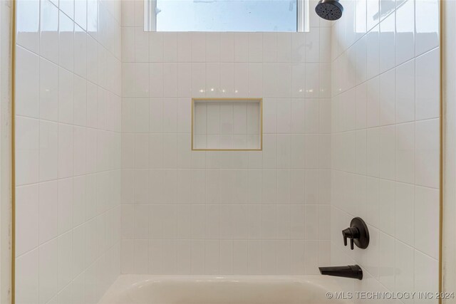 bathroom featuring tiled shower / bath combo