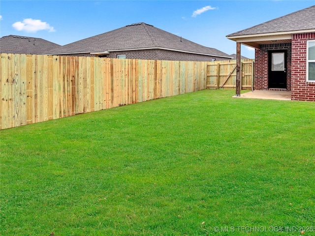 view of yard featuring a patio area