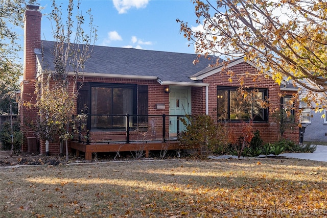 view of front facade with a front yard