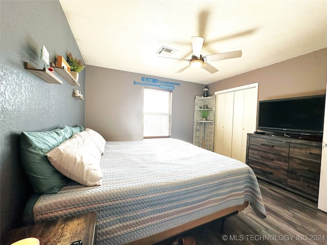 bedroom featuring dark hardwood / wood-style floors, ceiling fan, and a closet