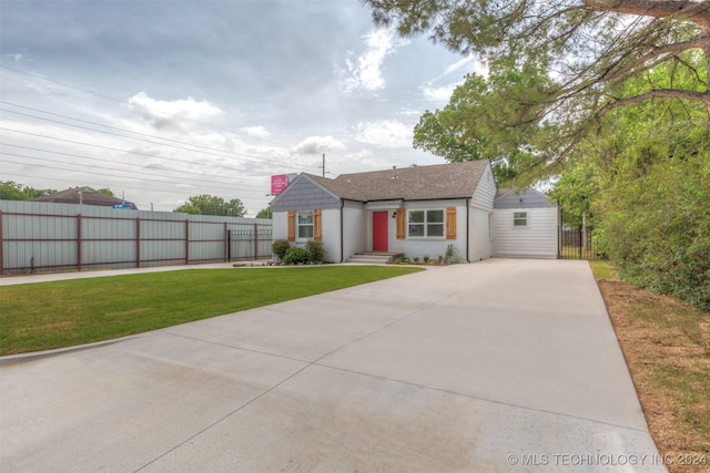 view of front of property with a front yard