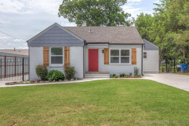 view of front of property featuring a front lawn