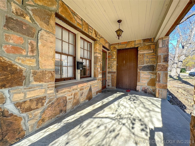 property entrance with covered porch