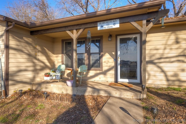 property entrance featuring a porch