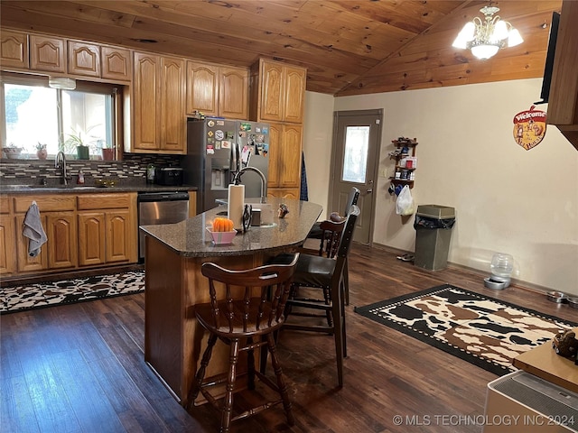 kitchen with a breakfast bar, dark wood-type flooring, sink, a center island, and lofted ceiling