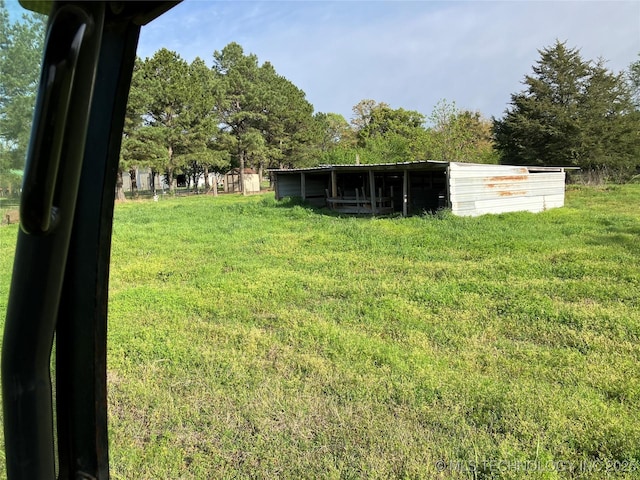view of yard featuring an outdoor structure
