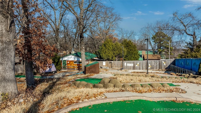 view of yard featuring an outbuilding